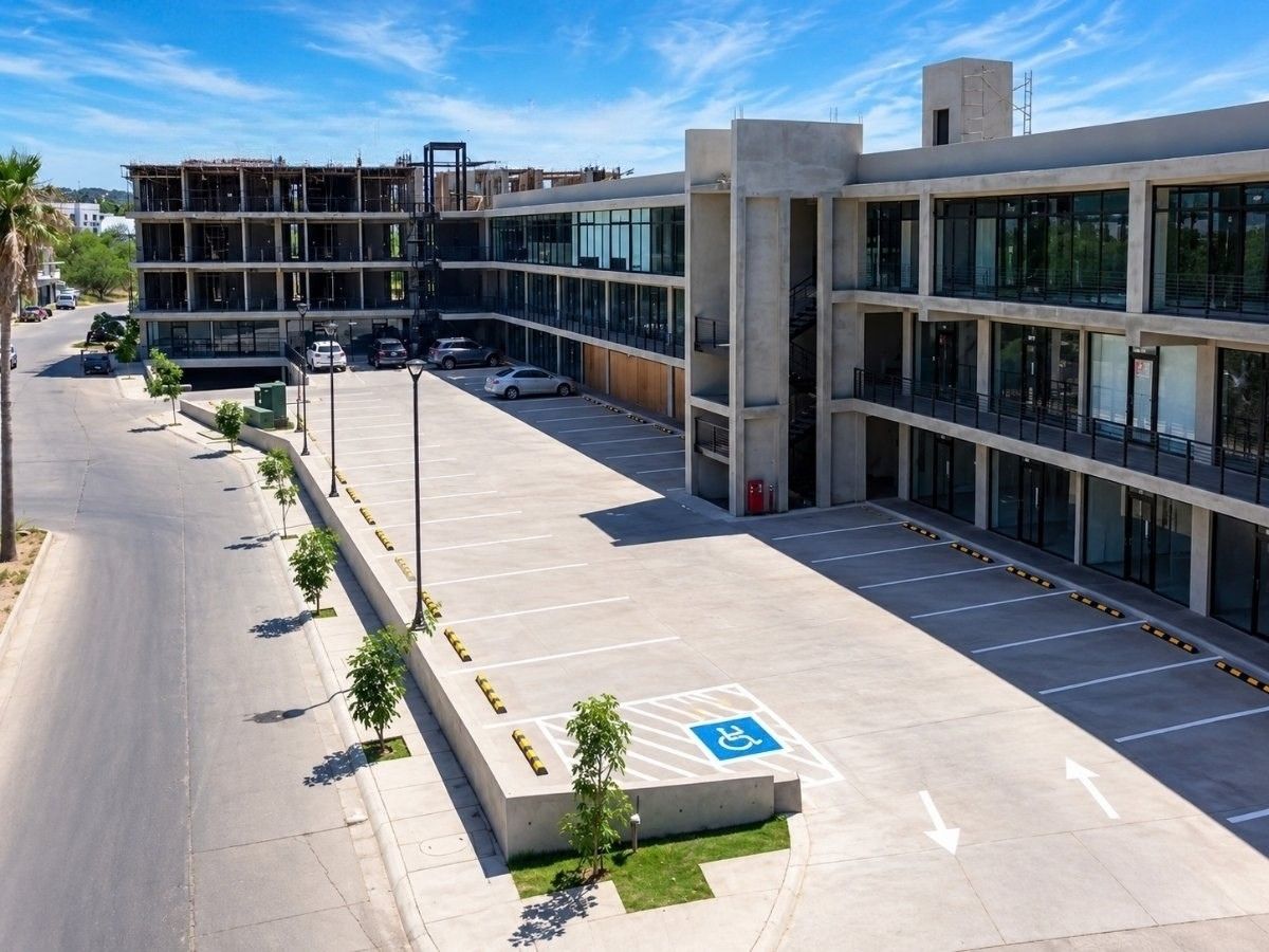 Estacionamiento de la plaza